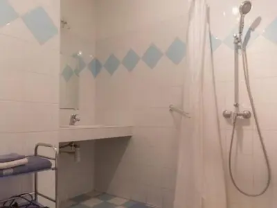 Salle de bains dans l'établissement Gîte 3 ch. avec jardin clos, proche Nantes, nature et activités extérieures - FR-1-306-1106