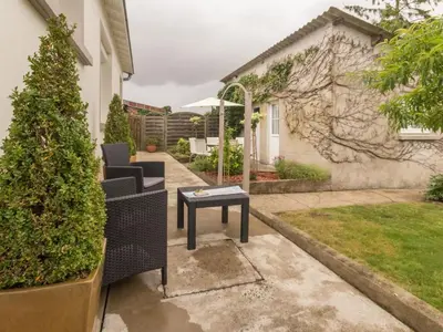 Jardin de l'établissement Maison familiale avec piscine, grand jardin clos et équipements de loisirs - FR-1-306-898
