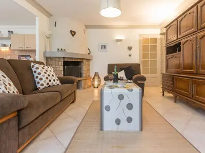 Coin salon dans l'établissement Maison familiale avec piscine, grand jardin clos et équipements de loisirs - FR-1-306-898