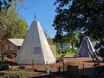 Jardin de l'établissement Tipi Les P'tites Maisons dans la Prairie