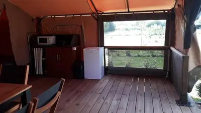 Cuisine ou kitchenette dans l'établissement Lodge Les P'tites Maisons dans la Prairie