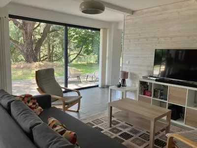 Télévision ou salle de divertissement dans l'établissement Gîte calme et spacieux pour amoureux de la nature