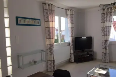 Télévision ou salle de divertissement dans l'établissement Charmante Maison idéalement située