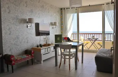 Télévision ou salle de divertissement dans l'établissement Studio Front de Mer