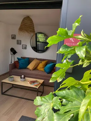 Coin salon dans l'établissement Cottages du Valcoquet