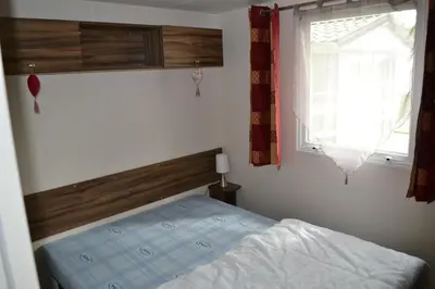 Un ou plusieurs lits dans un hébergement de l'établissement Le Sherwood - Mobil-Home