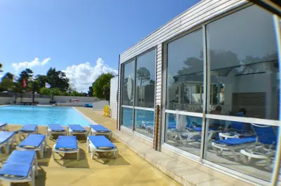 Piscine de l'établissement Le Sherwood - Mobil-Home ou située à proximité