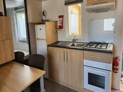 Cuisine ou kitchenette dans l'établissement Mobile Home with Plancha & Pool Access