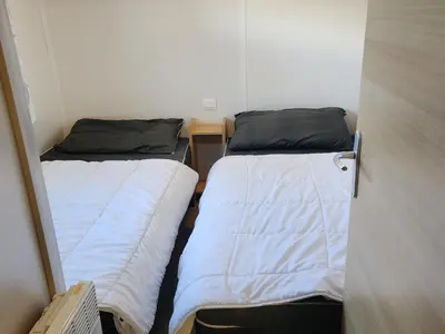 Un ou plusieurs lits dans un hébergement de l'établissement Mobile Home with Plancha & Pool Access