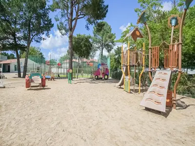 Aire de jeux pour enfants de l'établissement Mobile Home in Saint-Jean near Beach & Pool