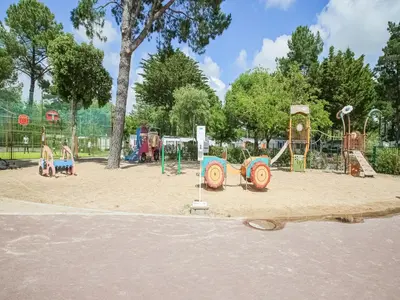 Aire de jeux pour enfants de l'établissement Mobile Home in Saint-Jean near Beach & Pool