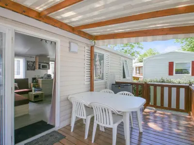 Balcon ou terrasse dans l'établissement Mobile Home in Saint-Jean near Beach & Pool