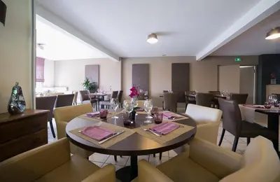 Coin salon dans l'établissement Hôtel de la Louée