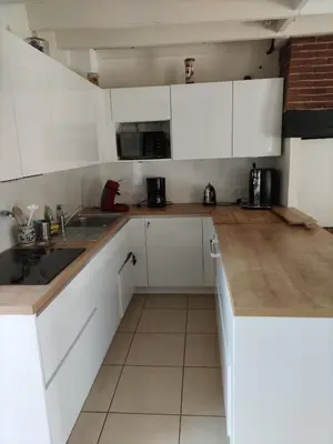 Cuisine ou kitchenette dans l'établissement Corps de ferme spacieux avec grand jardin, 10 personnes