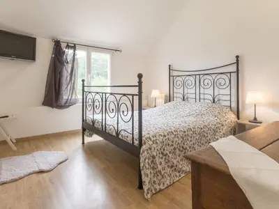 Un ou plusieurs lits dans un hébergement de l'établissement Gîte Confortable avec Jardin, Proche Mer et Ville, Équipé pour Familles, Vélo Inclus - FR-1-306-1076