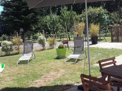 Jardin de l'établissement Gîte Confortable avec Jardin, Proche Mer et Ville, Équipé pour Familles, Vélo Inclus - FR-1-306-1076