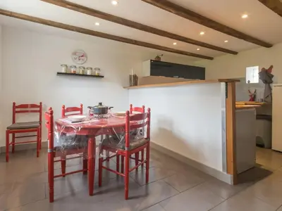 Cuisine ou kitchenette dans l'établissement Gîte Confortable avec Jardin, Proche Mer et Ville, Équipé pour Familles, Vélo Inclus - FR-1-306-1076