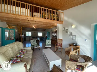 Coin salon dans l'établissement Maison indépendante avec jardin et BBQ, 3 chambres, proche des oiseaux du Marais - FR-1-426-95