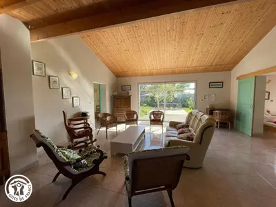 Coin salon dans l'établissement Maison indépendante avec jardin et BBQ, 3 chambres, proche des oiseaux du Marais - FR-1-426-95