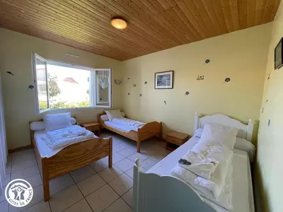 Un ou plusieurs lits dans un hébergement de l'établissement Maison indépendante avec jardin et BBQ, 3 chambres, proche des oiseaux du Marais - FR-1-426-95
