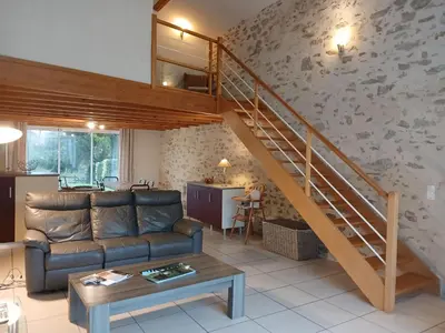 Coin salon dans l'établissement Gîte rénové mitoyen PMR, 3 chambres, terrasse, proche nature - FR-1-426-112