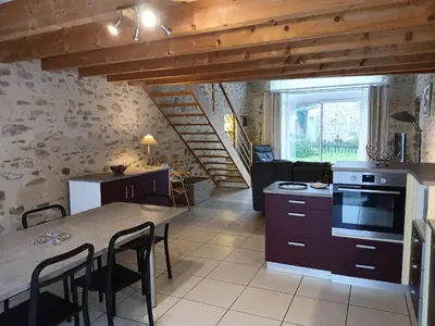 Cuisine ou kitchenette dans l'établissement Gîte rénové mitoyen PMR, 3 chambres, terrasse, proche nature - FR-1-426-112