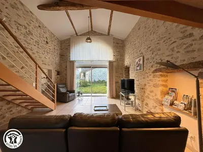 Coin salon dans l'établissement Gîte rénové mitoyen PMR, 3 chambres, terrasse, proche nature - FR-1-426-112
