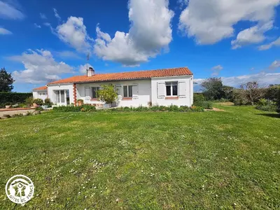 Jardin de l'établissement Gîte familial avec jardin privé et barbecue près de La Barre-de-Monts - FR-1-426-104