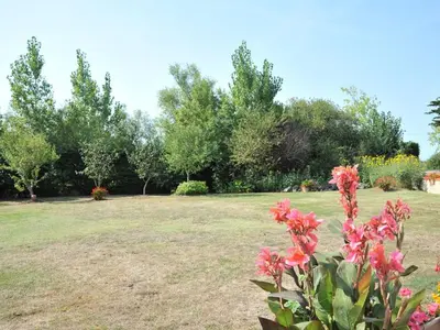 Jardin de l'établissement Gîte familial avec jardin privé et barbecue près de La Barre-de-Monts - FR-1-426-104