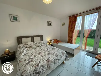 Un ou plusieurs lits dans un hébergement de l'établissement Charmante grange rénovée avec grand terrain, Wi-Fi, barbecue, proche ferme et nature - FR-1-426-131