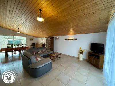 Télévision ou salle de divertissement dans l'établissement Charmante grange rénovée avec grand terrain, Wi-Fi, barbecue, proche ferme et nature - FR-1-426-131