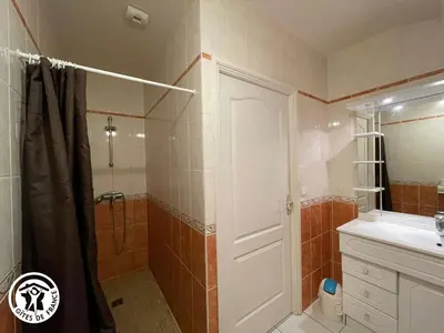Salle de bains dans l'établissement Charmante grange rénovée avec grand terrain, Wi-Fi, barbecue, proche ferme et nature - FR-1-426-131