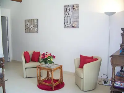 Coin salon dans l'établissement Gîte authentique avec terrasse, jardin clos et wifi à La Garnache - FR-1-426-140