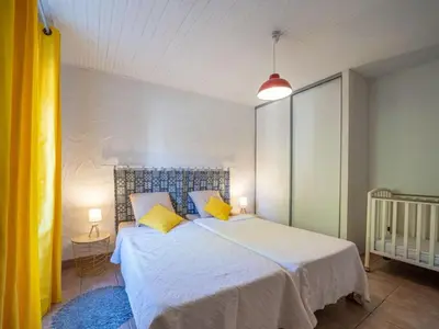 Un ou plusieurs lits dans un hébergement de l'établissement Maison de ferme rénovée avec cheminée, terrasse et jardin clos - à 800m du bourg de Froidfond - FR-1-426-149