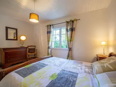 Un ou plusieurs lits dans un hébergement de l'établissement Maison de ferme rénovée avec cheminée, terrasse et jardin clos - à 800m du bourg de Froidfond - FR-1-426-149