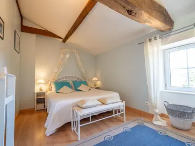 Un ou plusieurs lits dans un hébergement de l'établissement Maison de ferme rénovée avec cheminée, terrasse et jardin clos - à 800m du bourg de Froidfond - FR-1-426-149