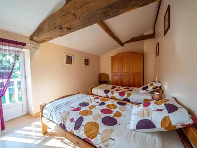 Un ou plusieurs lits dans un hébergement de l'établissement Maison de ferme rénovée avec cheminée, terrasse et jardin clos - à 800m du bourg de Froidfond - FR-1-426-149