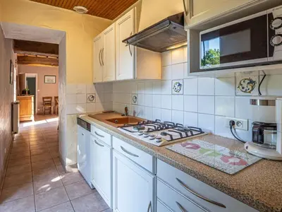 Cuisine ou kitchenette dans l'établissement Maison de ferme rénovée avec cheminée, terrasse et jardin clos - à 800m du bourg de Froidfond - FR-1-426-149