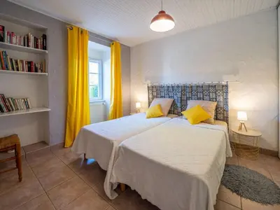 Un ou plusieurs lits dans un hébergement de l'établissement Maison de ferme rénovée avec cheminée, terrasse et jardin clos - à 800m du bourg de Froidfond - FR-1-426-149