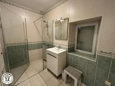 Salle de bains dans l'établissement Maison ancienne rénovée avec terrasses, jusqu'à 6 personnes, La Gaubretière - FR-1-426-154