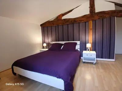 Un ou plusieurs lits dans un hébergement de l'établissement Maison ancienne rénovée avec terrasses, jusqu'à 6 personnes, La Gaubretière - FR-1-426-154