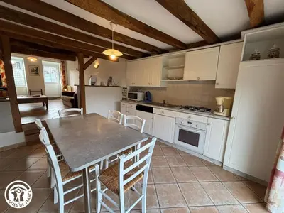Cuisine ou kitchenette dans l'établissement Charmante maison ancienne rénovée avec jardin privé, 5 couchages - FR-1-426-171