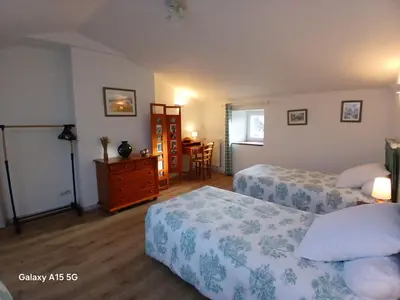 Un ou plusieurs lits dans un hébergement de l'établissement Charmante maison ancienne rénovée avec jardin privé, 5 couchages - FR-1-426-171