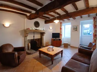 Télévision ou salle de divertissement dans l'établissement Charmante maison ancienne rénovée avec jardin privé, 5 couchages - FR-1-426-171