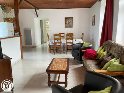 Coin salon dans l'établissement Gîte traditionnel rénové avec jardin clos et Wi-Fi, 3 chambres, proche de La Garnache, Vendée. - FR-1-426-195