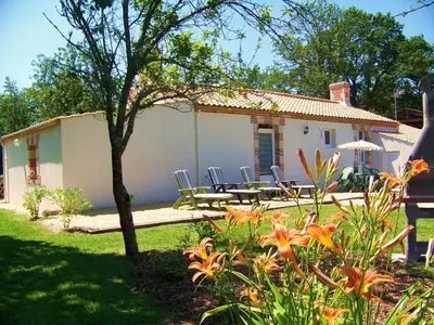 Jardin de l'établissement Gîte traditionnel rénové avec jardin clos et Wi-Fi, 3 chambres, proche de La Garnache, Vendée. - FR-1-426-195