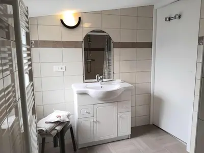 Salle de bains dans l'établissement Gîte traditionnel rénové avec jardin clos et Wi-Fi, 3 chambres, proche de La Garnache, Vendée. - FR-1-426-195