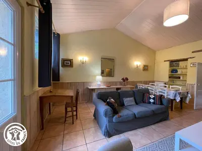 Coin salon dans l'établissement Maison rénovée avec piscine chauffée privative près de Challans et Aizenay - FR-1-426-258