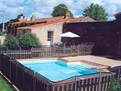 Piscine de l'établissement Maison rénovée avec piscine chauffée privative près de Challans et Aizenay - FR-1-426-258 ou située à proximité