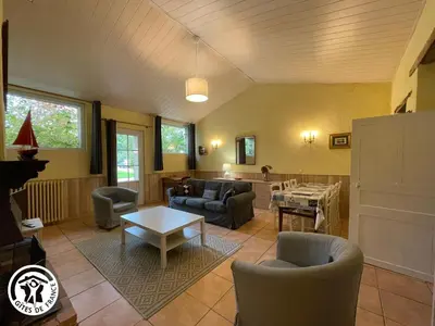 Coin salon dans l'établissement Maison rénovée avec piscine chauffée privative près de Challans et Aizenay - FR-1-426-258